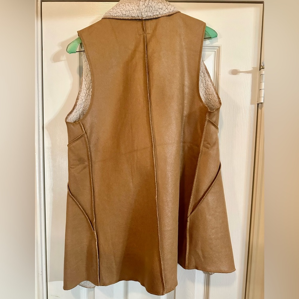 Cherish Faux Leather and Sherpa Vest Women’s Size Medium - Picture 5 of 6